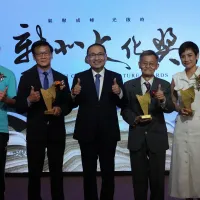「第9屆新北文化獎」今(29)日舉行頒獎典禮,新北市長侯友宜(中)與獲獎者合影。板橋潮和社執行總監葉冠廷(左一)、新平溪煤礦博物園區館長龔俊逸(左二)、林保堯教授(右二)、朱銘文教基金會執行長吳素美(右一)。(圖/新北市文化局) 「第9屆新北文化獎」今(29)日舉行頒獎典禮,新北市長侯友宜(中)與獲獎者合影。板橋潮和社執行總監葉冠廷(左一)、新平溪煤礦博物園區館長龔俊逸(左二)、林保堯教授(右二)、朱銘文教基金會執行長吳素美(右一)。(圖/新北市文化局)