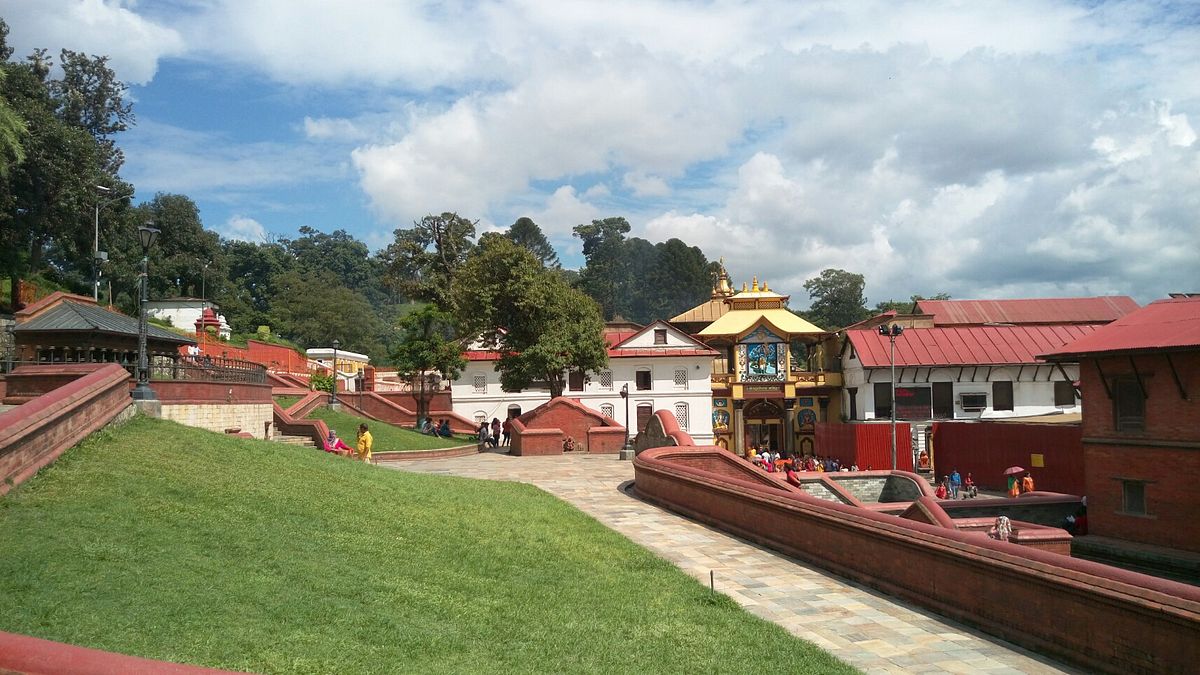 帕蘇帕提那神廟,紅屋簷綠草地,很協調很美。(圖/謝幸吟提供) 帕蘇帕提那神廟,紅屋簷綠草地,很協調很美。(圖/謝幸吟提供)