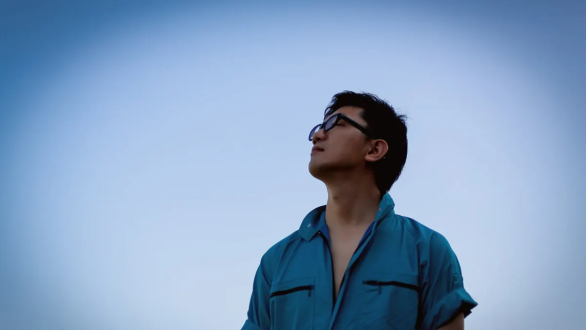 自我覺察是,你發現,這不是我,那不是我,這不是我要走的路,是「自我否定式」的;而自我覺悟就是,你明白了,原來我是這樣的,原來這才是我,原來這就是我的路,是「自我確定式」的。自我覺察多了之後,量變會達到質變,絲絲縷縷的漸悟會變成醍醐灌頂的頓悟。(示意圖,すしぱく@pakutaso)