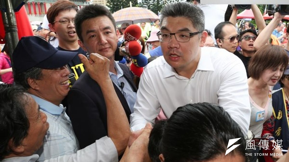 國民黨台北市長參選人連勝文出席黃埔建軍90週年紀念活動,受到老兵的熱烈歡迎。(余志偉攝) 國民黨台北市長參選人連勝文出席黃埔建軍90週年紀念活動,受到老兵的熱烈歡迎。(余志偉攝)