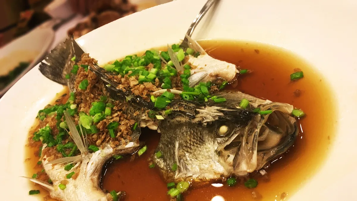 蒸魚要怎麼做才好吃呢?有網友分享自己加入了一種蔬菜,讓菜餚鮮甜度大提升,魚肉也更滑嫩多汁。(是意圖/取自photo-ac) 蒸魚要怎麼做才好吃呢?有網友分享自己加入了一種蔬菜,讓菜餚鮮甜度大提升,魚肉也更滑嫩多汁。(是意圖/取自photo-ac)