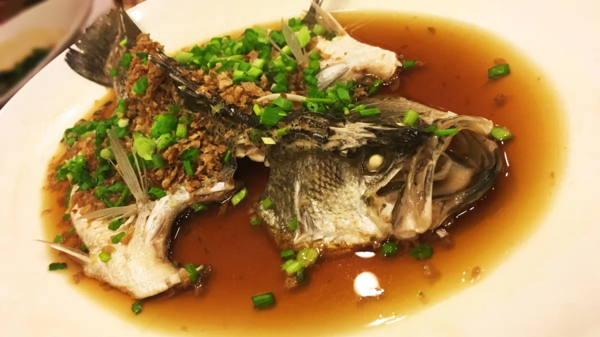 蒸魚要怎麼做才好吃呢?有網友分享自己加入了一種蔬菜,讓菜餚鮮甜度大提升,魚肉也更滑嫩多汁。(是意圖/取自photo-ac)
