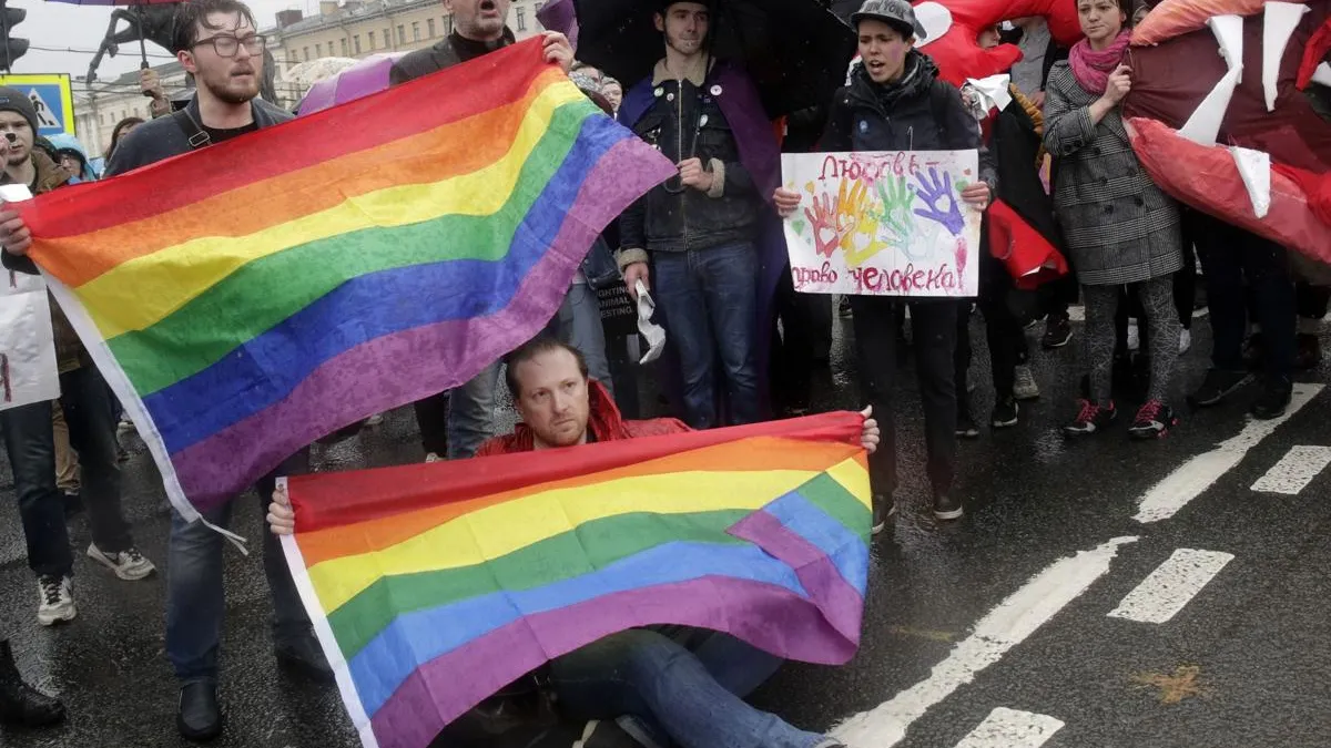 俄羅斯LGBT團體高舉彩虹旗,藉由世足賽宣傳同志人權議題(AP)