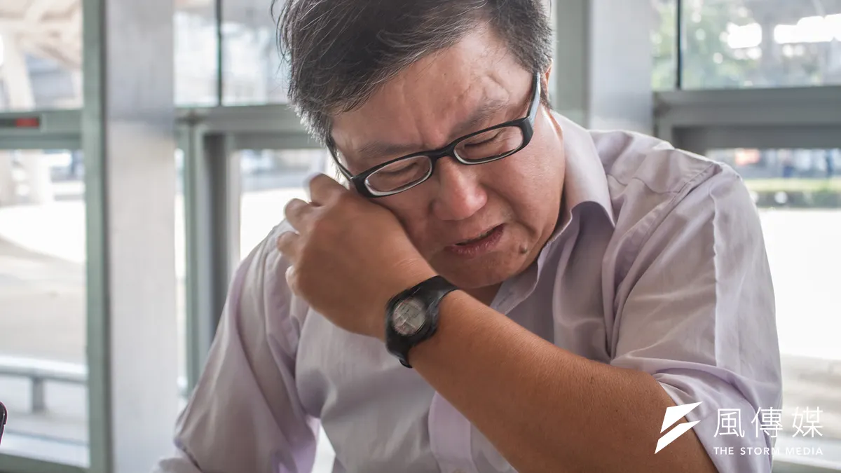 「被電得我都不想活!」他出面揭弊長官用公款買手機、買行車記錄器、請客吃飯諸多貪污,卻換來身份曝光、被霸凌長達3年,最後的一紙「免職令」,成了國家給他的唯一「保護」...(蔡親傑攝) 「被電得我都不想活!」他出面揭弊長官用公款買手機、買行車記錄器、請客吃飯諸多貪污,卻換來身份曝光、被霸凌長達3年,最後的一紙「免職令」,成了國家給他的唯一「保護」...(蔡親傑攝)