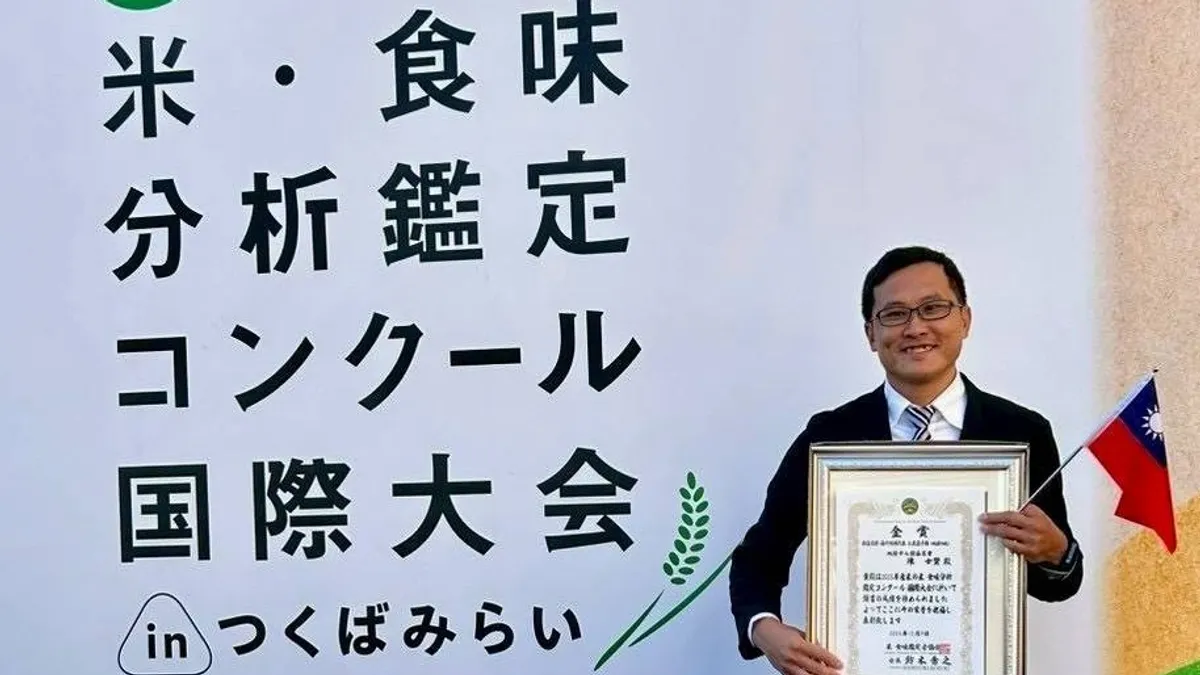 桃園大園區青農陳士賢在日本第 27 屆「米·食味分析鑑定國際大賽」中,勇奪最高榮譽「金賞獎」。(圖/桃園市政府提供) 桃園大園區青農陳士賢在日本第 27 屆「米·食味分析鑑定國際大賽」中,勇奪最高榮譽「金賞獎」。(圖/桃園市政府提供)