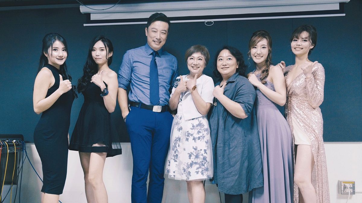 「打造個人百萬IP」創星計畫日前邀請到90年代花系列小生林煒(後排中)大談「斜槓人生」。(圖/神彩藝藝提供) 「打造個人百萬IP」創星計畫日前邀請到90年代花系列小生林煒(後排中)大談「斜槓人生」。(圖/神彩藝藝提供)