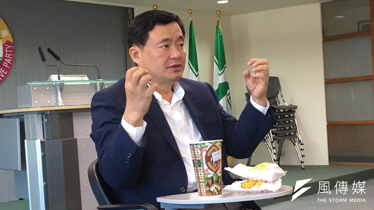 民進黨秘書長洪耀福13日下午與媒體茶敘,針對促轉會「打侯會議」爭議回應時表示,台灣人的性格愛「練肖話(台語)」、「打嘴砲」,但事實上沒人交待這件事,只是不正確的人、在不正確的時間,「自己練一練(肖話)」。(周思宇攝) 民進黨秘書長洪耀福13日下午與媒體茶敘,針對促轉會「打侯會議」爭議回應時表示,台灣人的性格愛「練肖話(台語)」、「打嘴砲」,但事實上沒人交待這件事,只是不正確的人、在不正確的時間,「自己練一練(肖話)」。(周思宇攝)