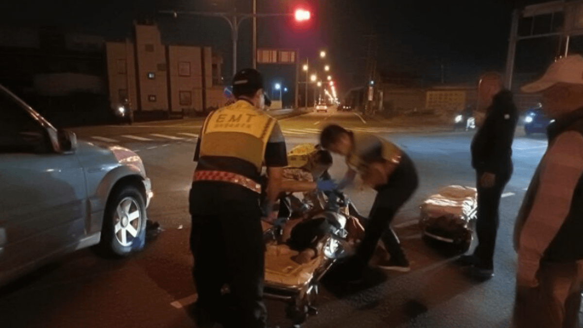 彰化3姊弟放學走斑馬線過馬路時,竟遭一輛自小客車高速撞飛,2姊妹命危。(圖/翻攝自記者爆料網) 彰化3姊弟放學走斑馬線過馬路時,竟遭一輛自小客車高速撞飛,2姊妹命危。(圖/翻攝自記者爆料網)