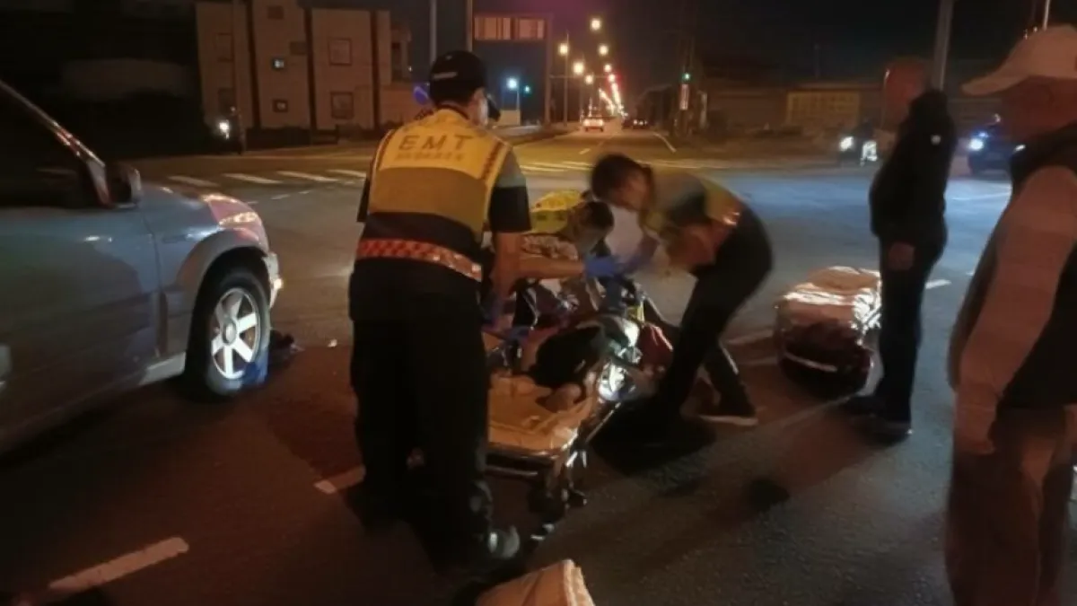 彰化3姊弟放學走斑馬線過馬路時,竟遭一輛自小客車高速撞飛,2姊妹命危。(圖/翻攝自記者爆料網)