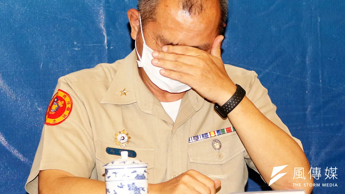 針對海軍陸戰隊翻艇意外釀死傷,海軍司令部指出初步排除人為和機械因素,是海象瞬間變化所致。陸戰隊副指揮官馬群超少將拭淚。(蘇仲泓攝)
