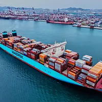 山東省・青島港のコンテナ埠頭と出航準備中の貨物船。(AP通信) 山東省・青島港のコンテナ埠頭と出航準備中の貨物船。(AP通信)