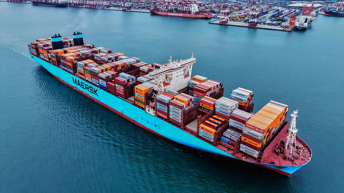 山東省・青島港のコンテナ埠頭と出航準備中の貨物船。(AP通信) 山東省・青島港のコンテナ埠頭と出航準備中の貨物船。(AP通信)