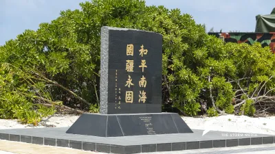 為了再次向世人證明太平島「是島不是礁」的法律地位,馬政府趕在卸任前2週,由海巡署出面邀請高齡逾96歲的前行政院長郝柏村、91歲的總統府資政丁懋時,及多位早已退休的國安高層如前國安會秘書長蘇起、胡為真、袁健生等人於5日同登太平島。(資料照,隨行記者團提供)