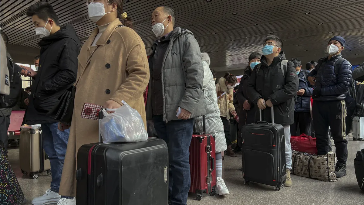 中國自1月8日宣布國門全面開放,上海、北京等地機場已經出現擠爆的現象,根據中央疫情指揮中心的預估,農曆春節前自中國訂票來台旅客已增至1萬1027至1萬3047人次。(資料照,AP)