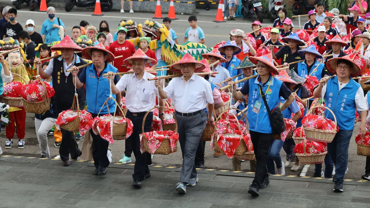 各界代表與輪值區石光祭典區各里里民挑擔進場。(圖/新竹縣政府提供)