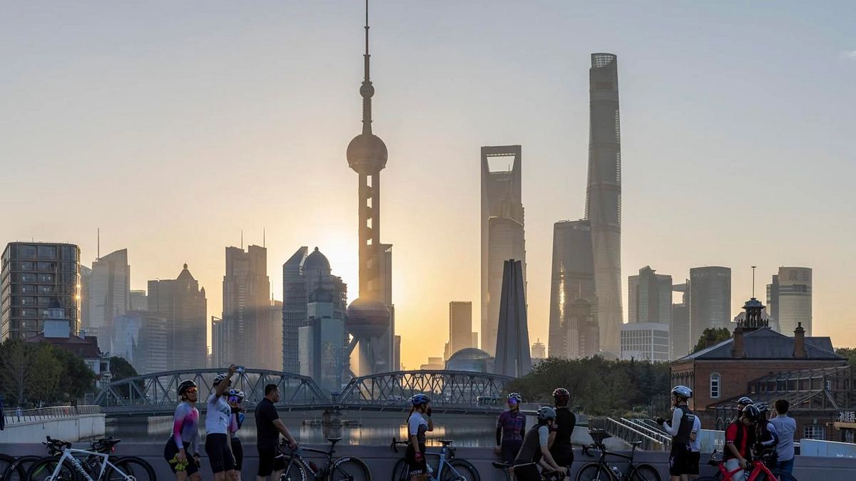 中國上海浦東的日出天際線與一群自拍的自行車騎士,(美聯社) 中國上海浦東的日出天際線與一群自拍的自行車騎士,(美聯社)