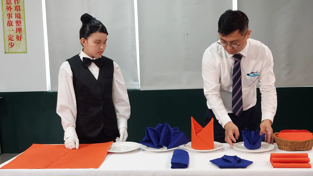 明志國中學生邱思綺在穀保家商教師鐘森盈指導下,走出一條燦爛技職路,雙雙獲選111學年全國技藝教育績優人員。(圖/新北市教育局提供)