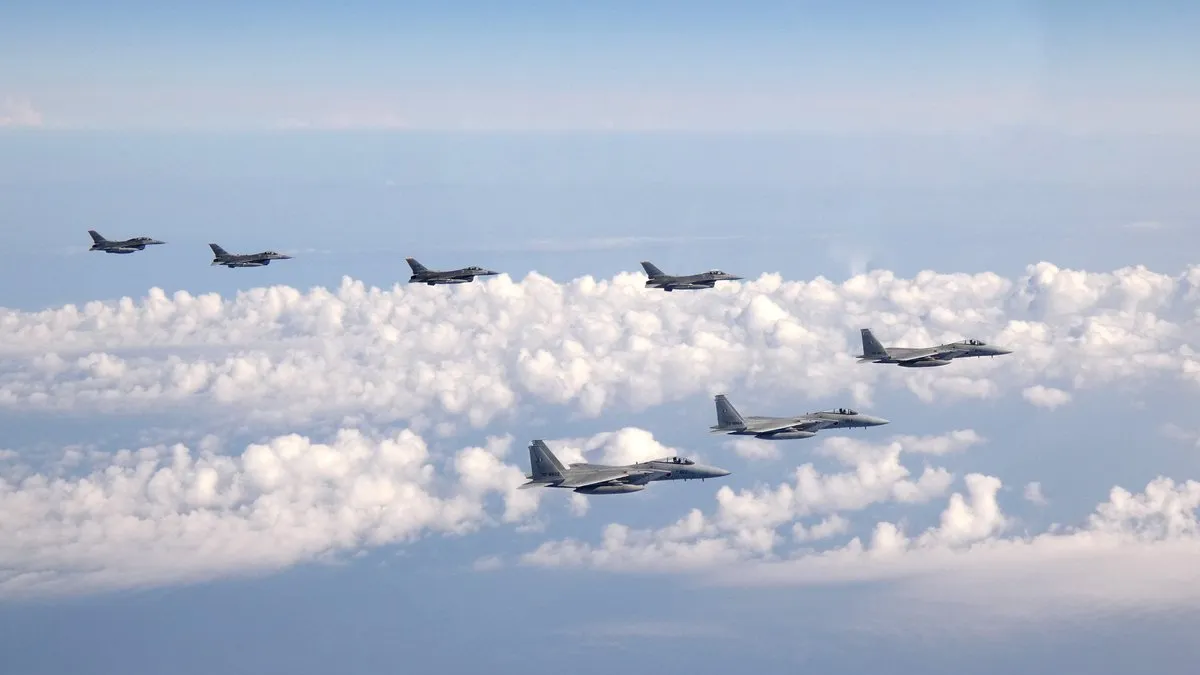 2022年5月25日,日本航空自衛隊的F-15與駐日美軍的F-16戰機在日本海上空編隊飛行。(航空自衛隊官網)