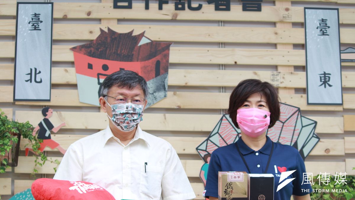 台北市長柯文哲(左起)與台東縣長饒慶鈴一同出席「台北x鳴日號x台東x熱氣球」異業結盟及雙城合作記者會。(方炳超攝) 台北市長柯文哲(左起)與台東縣長饒慶鈴一同出席「台北x鳴日號x台東x熱氣球」異業結盟及雙城合作記者會。(方炳超攝)