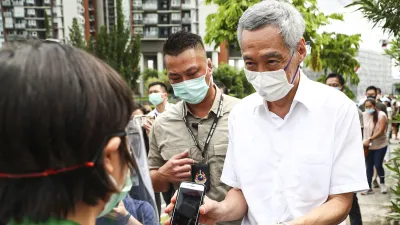 李顯龍(右)對外宣稱將在2022年滿70歲時交棒。(美聯社)