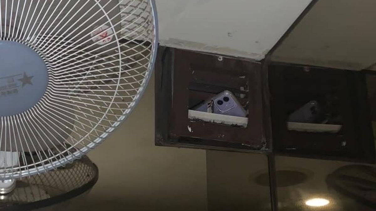 公館某美式餐廳爆偷拍,老闆把手機架在置高點。(圖/翻攝自爆料公社) 公館某美式餐廳爆偷拍,老闆把手機架在置高點。(圖/翻攝自爆料公社)