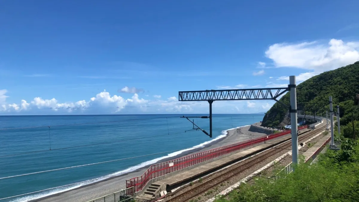 鳴日號穿梭在海岸線上,在多良車站緩速行駛,宛如行駛在海上般夢幻。(雄獅旅遊提供)