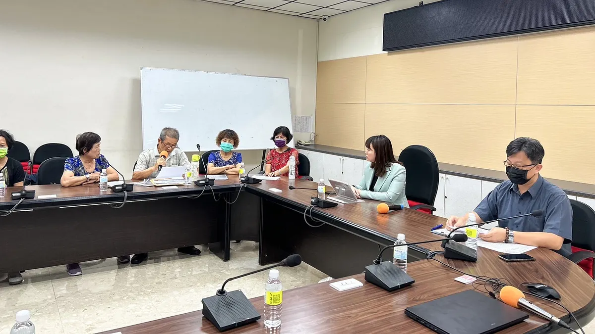 高雄市議員許采蓁今日陪同10多位受害者出面揭露旅行社疑似詐騙案。(圖/記者李東陞翻攝) 高雄市議員許采蓁今日陪同10多位受害者出面揭露旅行社疑似詐騙案。(圖/記者李東陞翻攝)