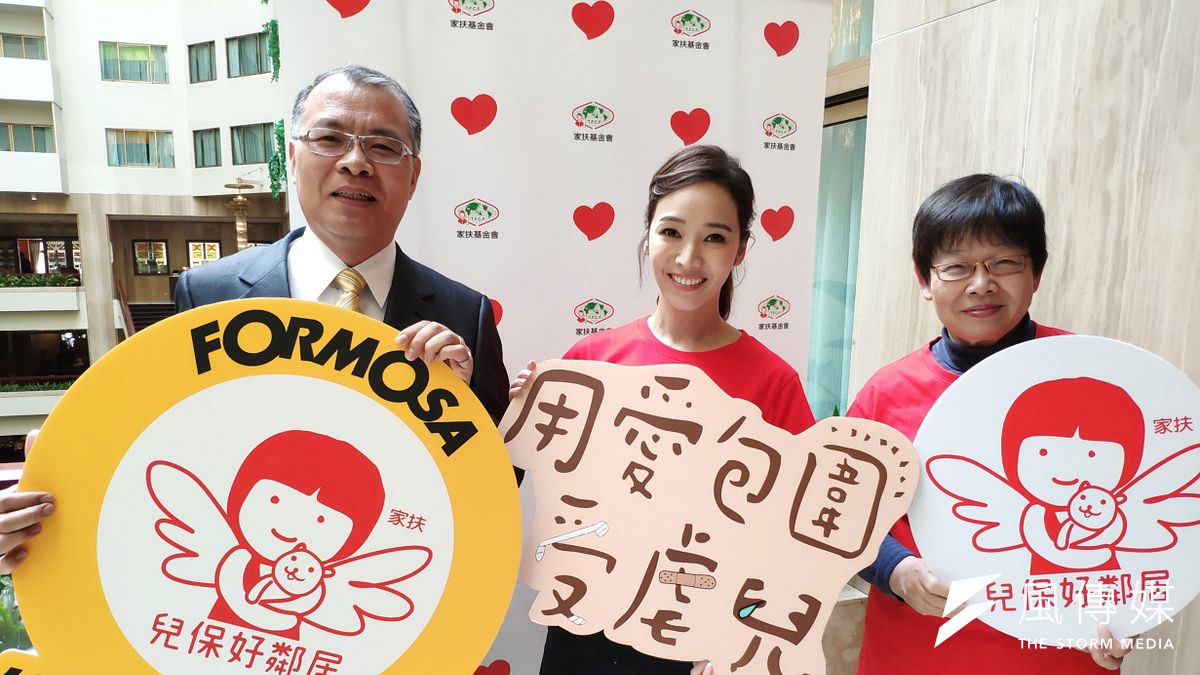 台塑石油將今年定調為「兒保回饋年」,並在2019年初與家扶基金會展開年度公益贊助計畫。照片由左至右為台塑石油副總經理陳和奇、家扶基金會兒童保護代言人侯佩岑、家扶基金會執行長何素秋 台塑石油將今年定調為「兒保回饋年」,並在2019年初與家扶基金會展開年度公益贊助計畫。照片由左至右為台塑石油副總經理陳和奇、家扶基金會兒童保護代言人侯佩岑、家扶基金會執行長何素秋