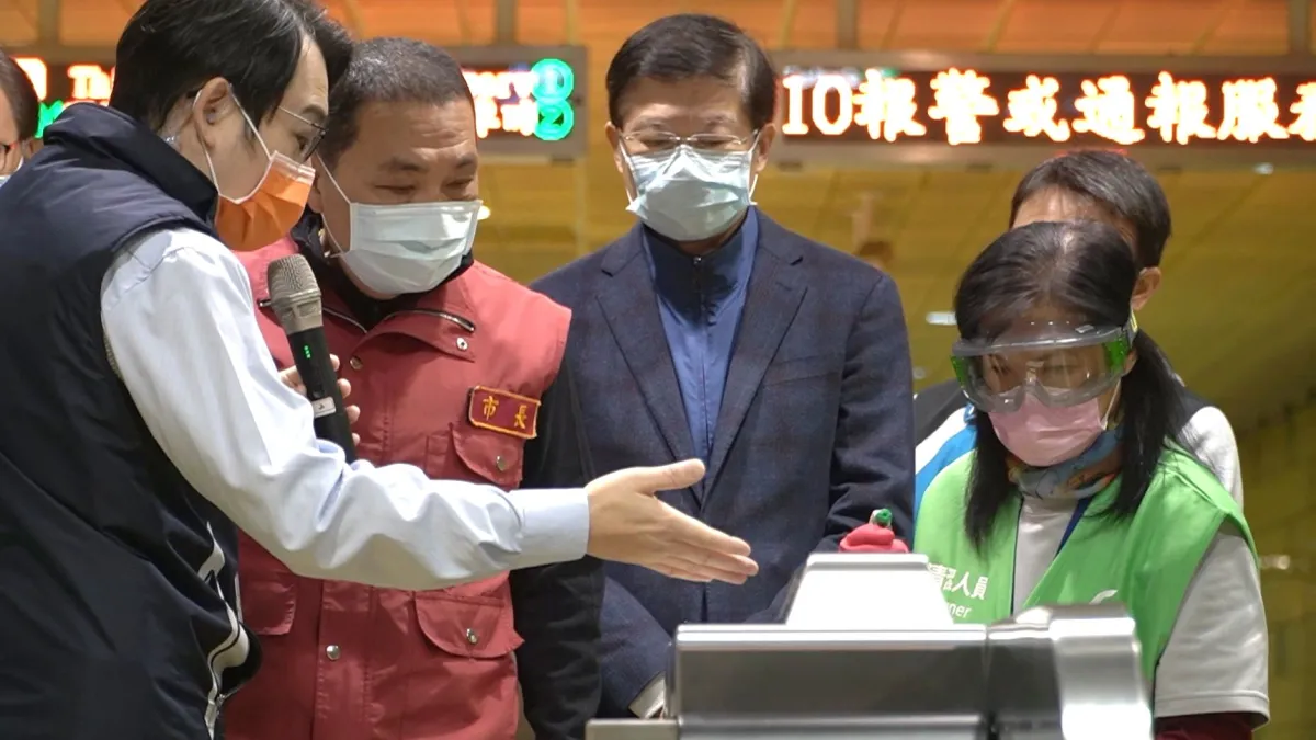 侯友宜視察入口閘門清消作業。(圖/新北市捷運工程局提供)