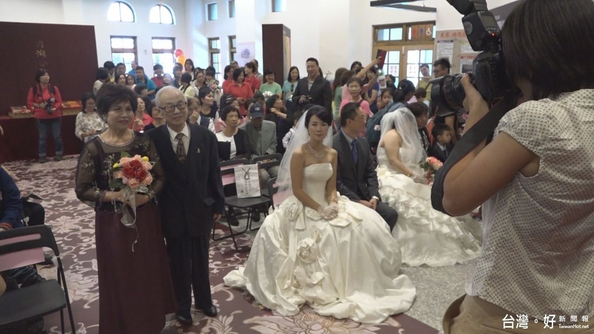 內湖古蹟婚禮 新婚、金婚與新住民夫妻互許終身 內湖古蹟婚禮 新婚、金婚與新住民夫妻互許終身