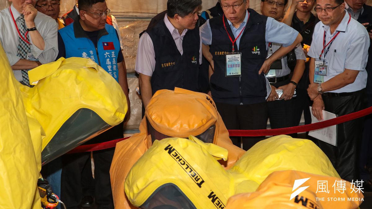 20180628-台北市長柯文哲28日出席「107年度台北區鐵安演習」,觀看演練項目為毒性化學物質搶救,消防員穿上化學防護衣至現場搶救傷患。(顏麟宇攝) 20180628-台北市長柯文哲28日出席「107年度台北區鐵安演習」,觀看演練項目為毒性化學物質搶救,消防員穿上化學防護衣至現場搶救傷患。(顏麟宇攝)