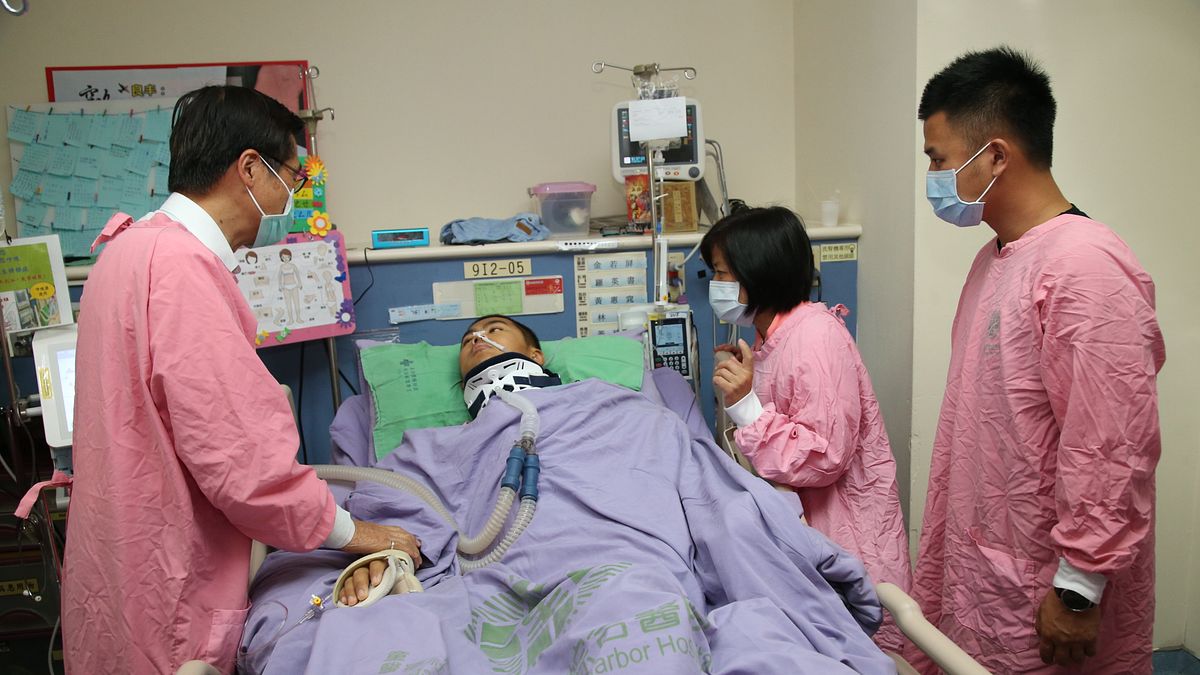 F-16飛官吳彥霆遺孀寫下親筆信,勉勵演習受傷的傘兵秦良丰(左2),為他加油打氣。(資料照,軍聞社) F-16飛官吳彥霆遺孀寫下親筆信,勉勵演習受傷的傘兵秦良丰(左2),為他加油打氣。(資料照,軍聞社)