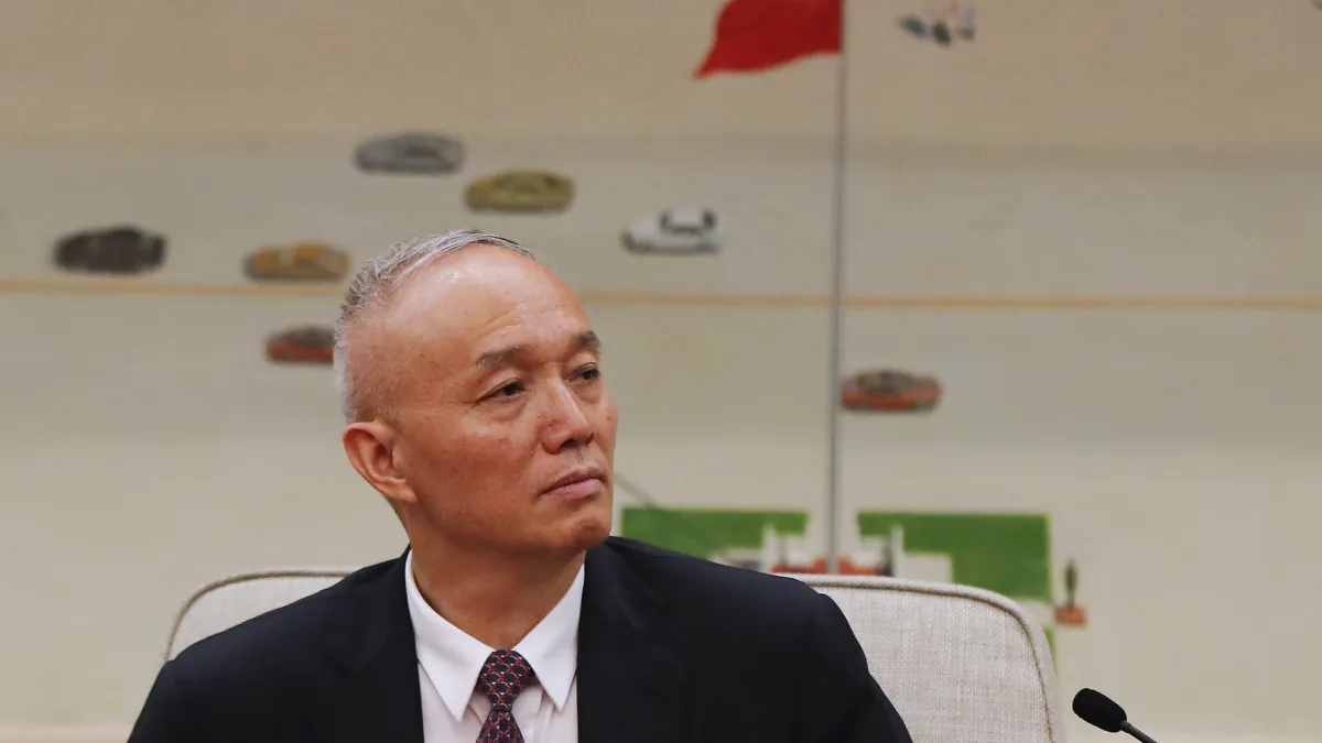 美中關稅戰近來露出談判曙光,美方首選的對話人是中央書記處書記蔡奇,因為蔡奇比中國外長王毅還要接近習近平,不認為王毅是合適人選。(AP)