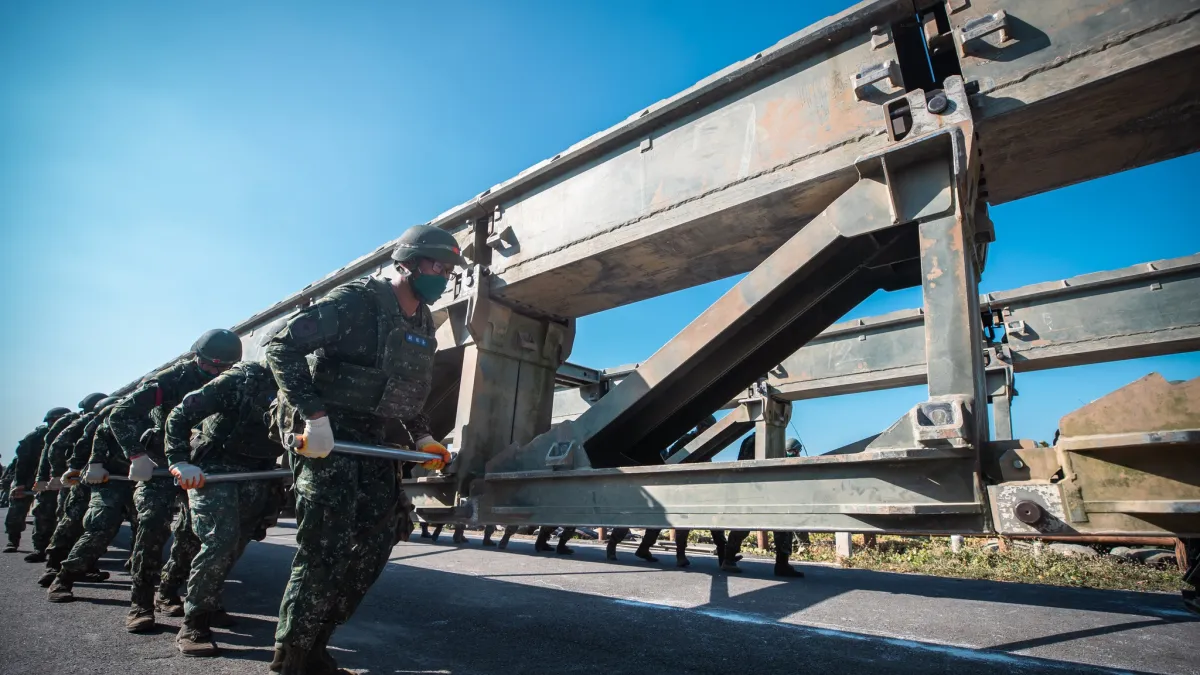 陸軍54工兵群戰工營及工訓中心教勤營共同實施基地期末鑑測。(取自中華民國陸軍臉書)