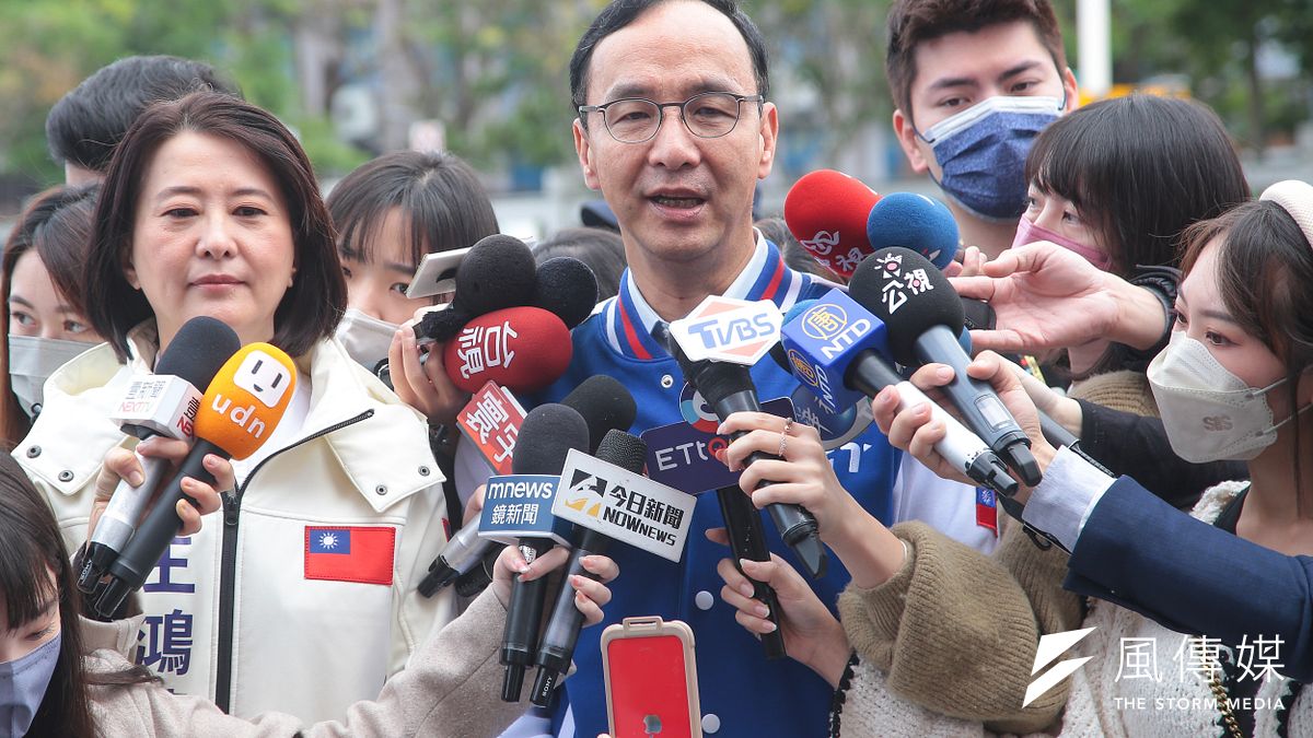今年國民黨地方選舉大勝,主席朱立倫(見圖)自掏腰包叫外燴舉辦尾牙,每位黨工也會有6000元全聯禮券。(資料照,顏麟宇攝) 今年國民黨地方選舉大勝,主席朱立倫(見圖)自掏腰包叫外燴舉辦尾牙,每位黨工也會有6000元全聯禮券。(資料照,顏麟宇攝)