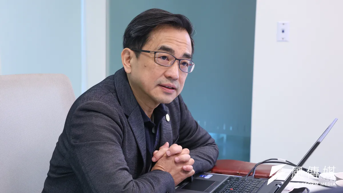 鼎新數智戰略支援處副總裁陳劉杰直言,企業眼下最大的問題,早已不是模型夠不夠聰明,而是多數公司仍把AI當成聊天視窗裡的外掛工具。(顏麟宇攝)