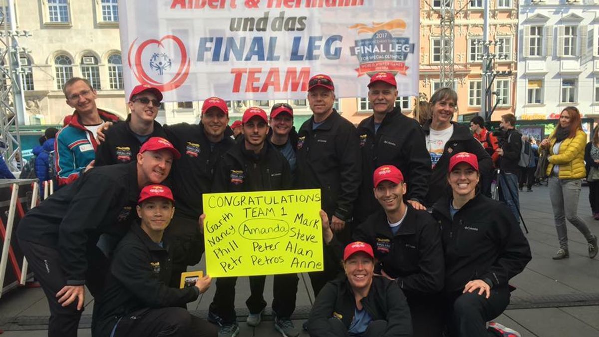 台灣警界和全球執法人員齊聚一堂,與特殊奧運運動員一同繞行奧地利,傳遞2017冬季特殊奧運聖火火炬。(取自林軍廷臉書) 台灣警界和全球執法人員齊聚一堂,與特殊奧運運動員一同繞行奧地利,傳遞2017冬季特殊奧運聖火火炬。(取自林軍廷臉書)