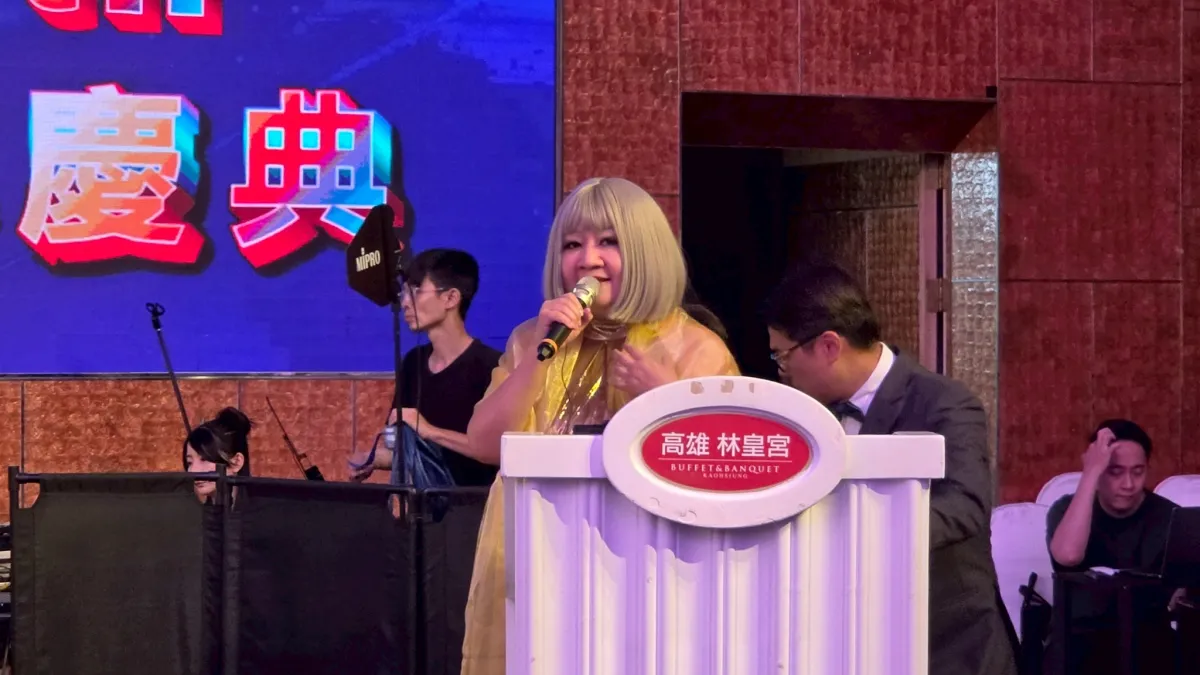 主持人趙偉玲為樹德科技大學企業管理系兼任講師,於典禮中穩定掌控節奏,串聯整體流程與現場氛圍。(圖/樹科大提供)
