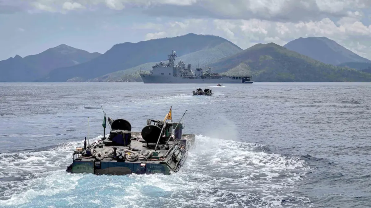 圖為美軍兩棲登陸艦哈珀斯費里號(USS Harpers Ferry、LSD 49)與陸戰隊的兩棲戰車共同參加美菲「肩並肩」演習。(美國海軍官網)