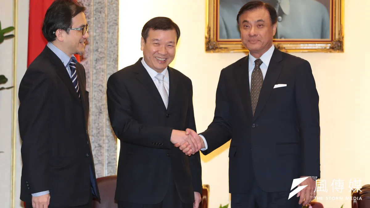 考試院副院長被提名人李逸洋(中)在總統府代理秘書長劉建忻(左)的陪同下,拜會立法院長蘇嘉全。(顏麟宇攝)
