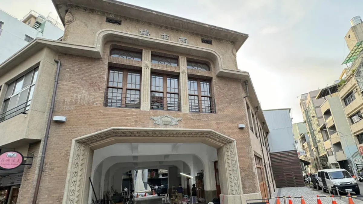 耗資兩億元打造的屏東縣西市場,卻被七成以上的攤商抱怨生意冷清。(圖/翻攝自FB/台南西門商場) 耗資兩億元打造的屏東縣西市場,卻被七成以上的攤商抱怨生意冷清。(圖/翻攝自FB/台南西門商場)