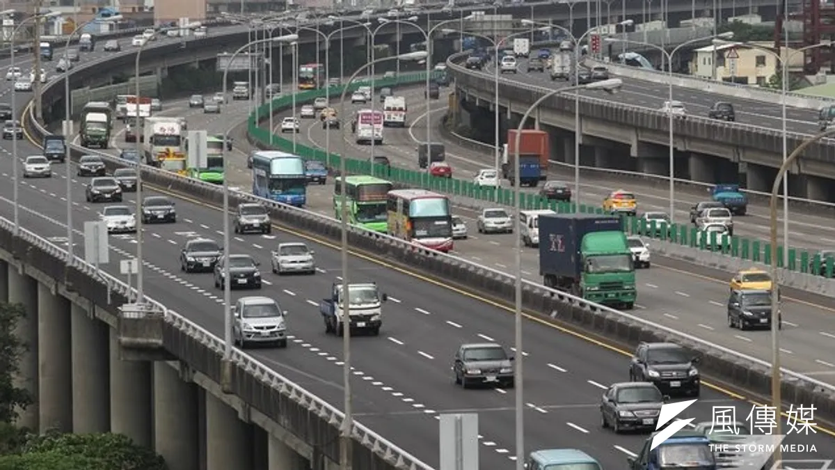 交通部擔心清明連假重演228連假大塞車的情況,考慮要縮短免收費時段。(余志偉攝) 交通部擔心清明連假重演228連假大塞車的情況,考慮要縮短免收費時段。(余志偉攝)