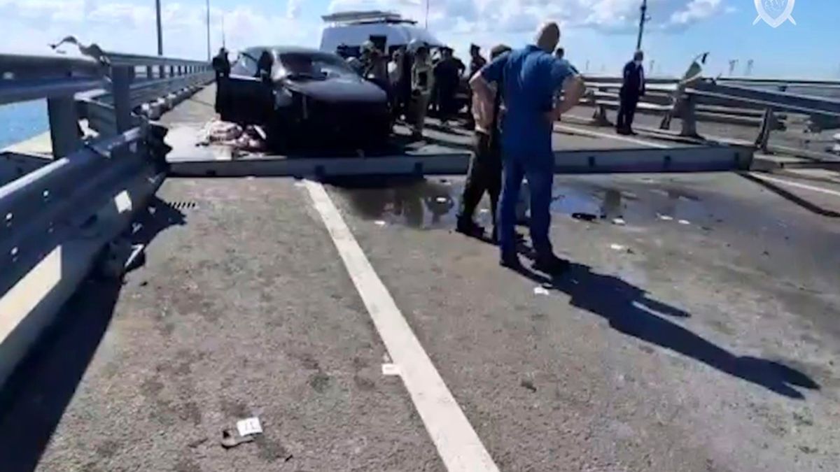 2023年7月17日,俄羅斯調查委員會發布的影片顯示連接克里米亞半島與俄羅斯的主要橋樑交通再次中斷,據稱是遭到烏克蘭襲擊造成爆炸。(美聯社) 2023年7月17日,俄羅斯調查委員會發布的影片顯示連接克里米亞半島與俄羅斯的主要橋樑交通再次中斷,據稱是遭到烏克蘭襲擊造成爆炸。(美聯社)