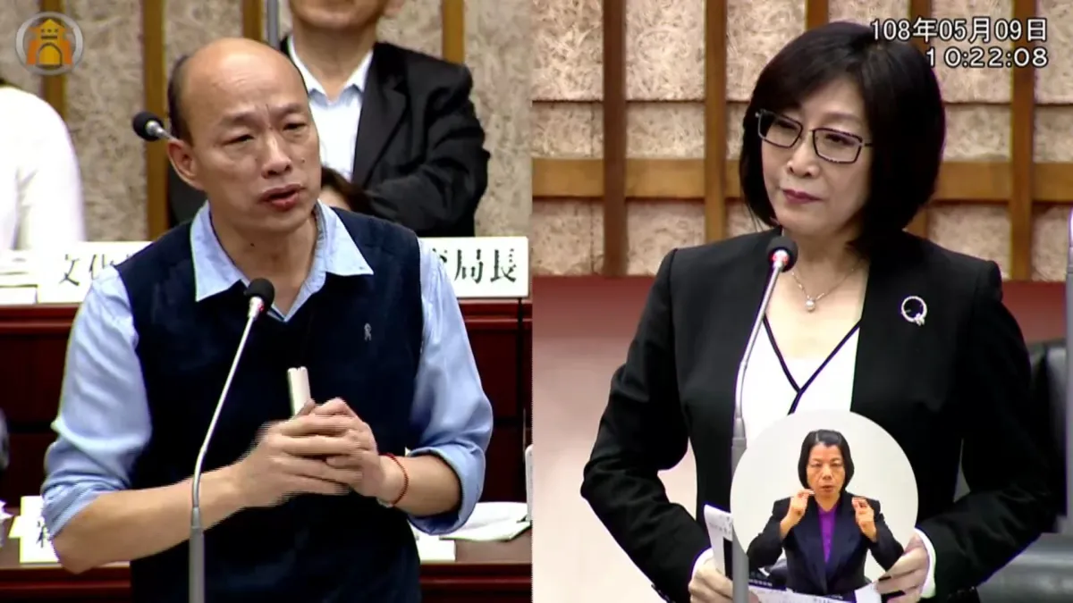 高市議員康裕成(右)狂酸韓國瑜「跟作弊一樣在答題」。(圖/翻攝高市議會監視畫面)