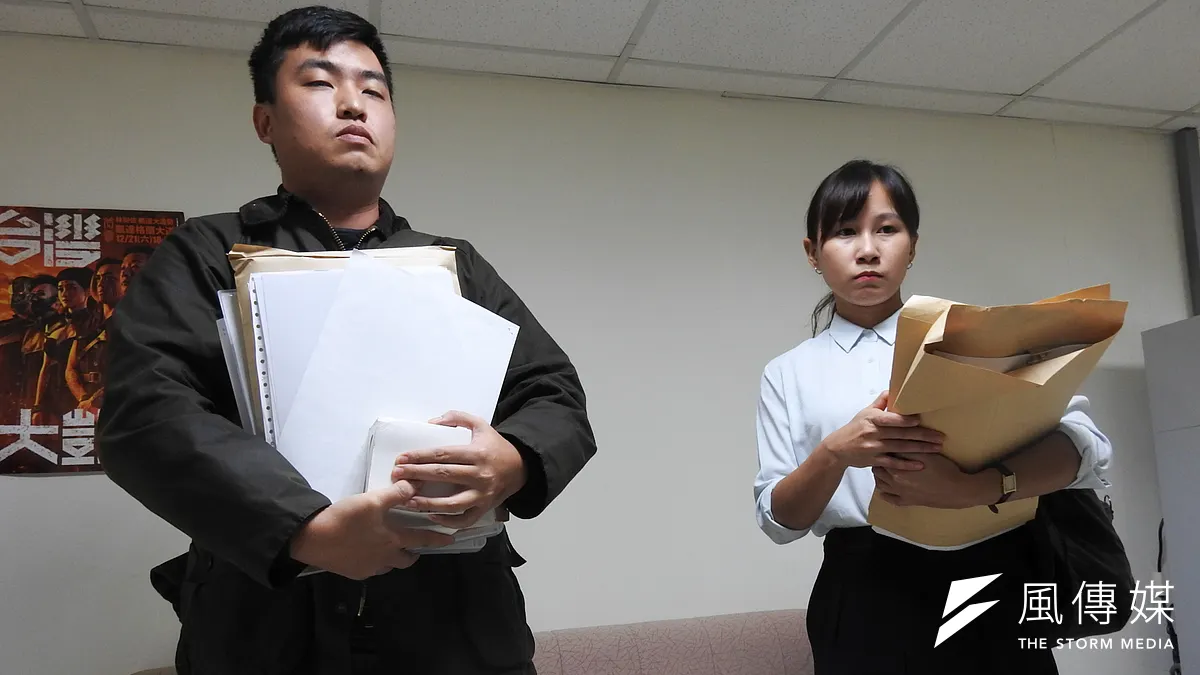 台北市議員林穎孟27日下午帶領律師、駐衛警進入研究室,直接解雇2名辦公室主任林家宇( 左起)、吳香君。(方炳超攝)