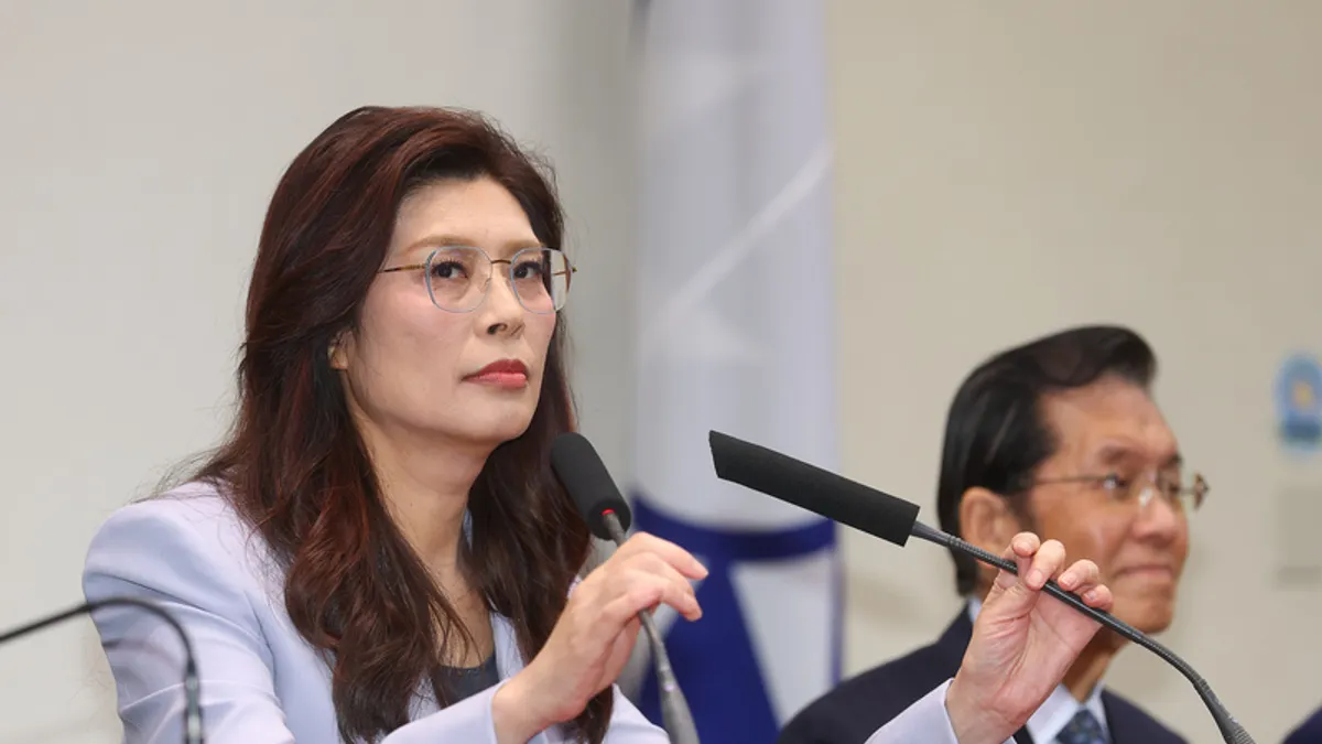 鄭麗文如何在保全中華民國主體性下,又創造具有實質意義的兩岸互動?相當考驗鄭主席智慧,難度恐超越既親中又親美的願景。圖為國民黨主席鄭麗文。(資料照,中央社)