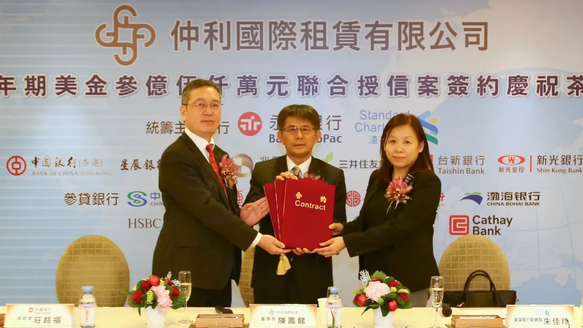 永豐銀行統籌主辦中租控股(中租-KY)旗下仲利國際租賃3年期3.5億美金聯貸案。圖左至右分別為永豐銀行總經理莊銘福、仲利國際董事長陳鳳龍、渣打銀行資深執行副總裁朱佳玲。(永豐銀行提供)