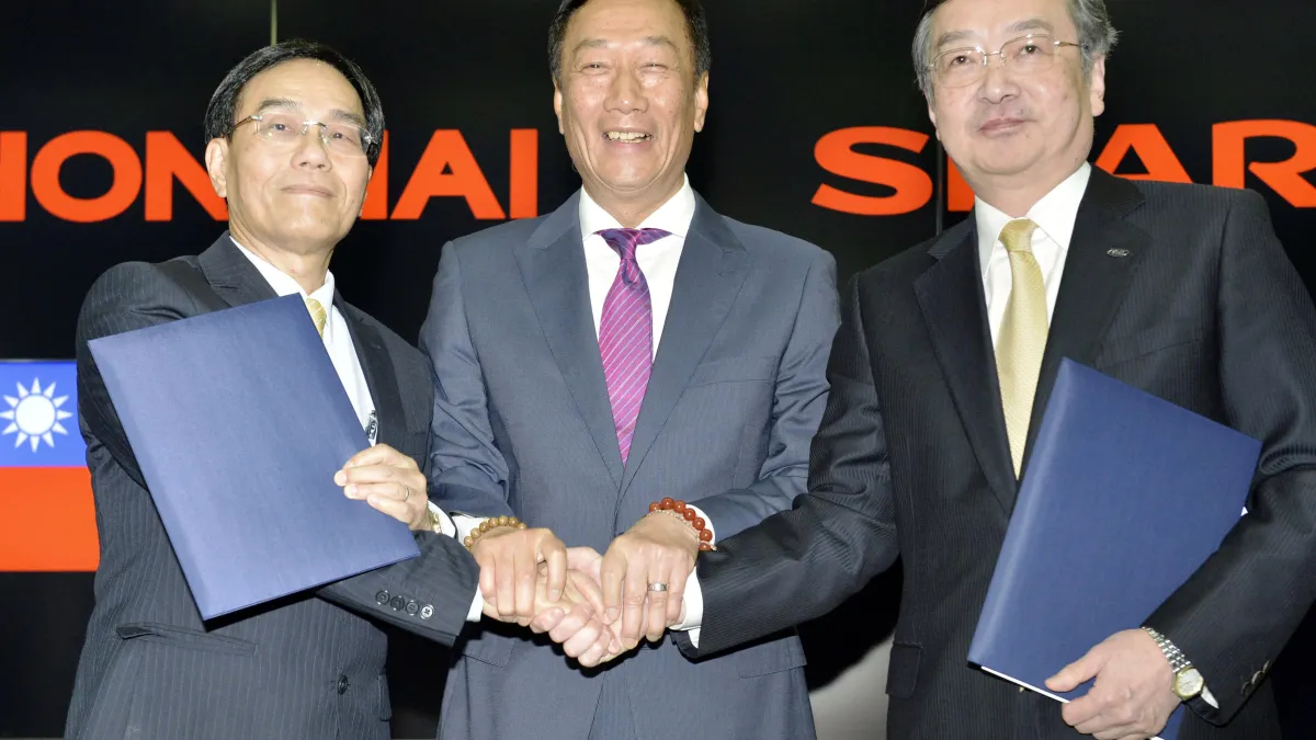 鴻海集團董事長郭台銘(中)、副董事長戴正吳(左),及夏普社長高橋興三(右)。(美聯社)