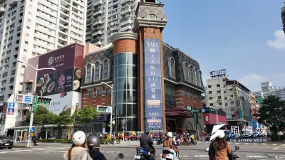 北高雄飯店新地標『聯上大飯店』,位於巨蛋商圈餐飲激戰區。(圖/徐炳文攝)