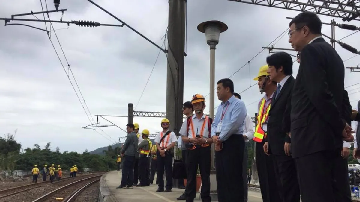 台鐵普悠瑪號21日發生出軌事故,經修復後,行政院長賴清德24日上午特地與交通部長吳宏謀搭乘首班車,前往花蓮關心罹難者家屬。(取自賴清德臉書)